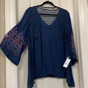 Embroidered sleeve Navy top
